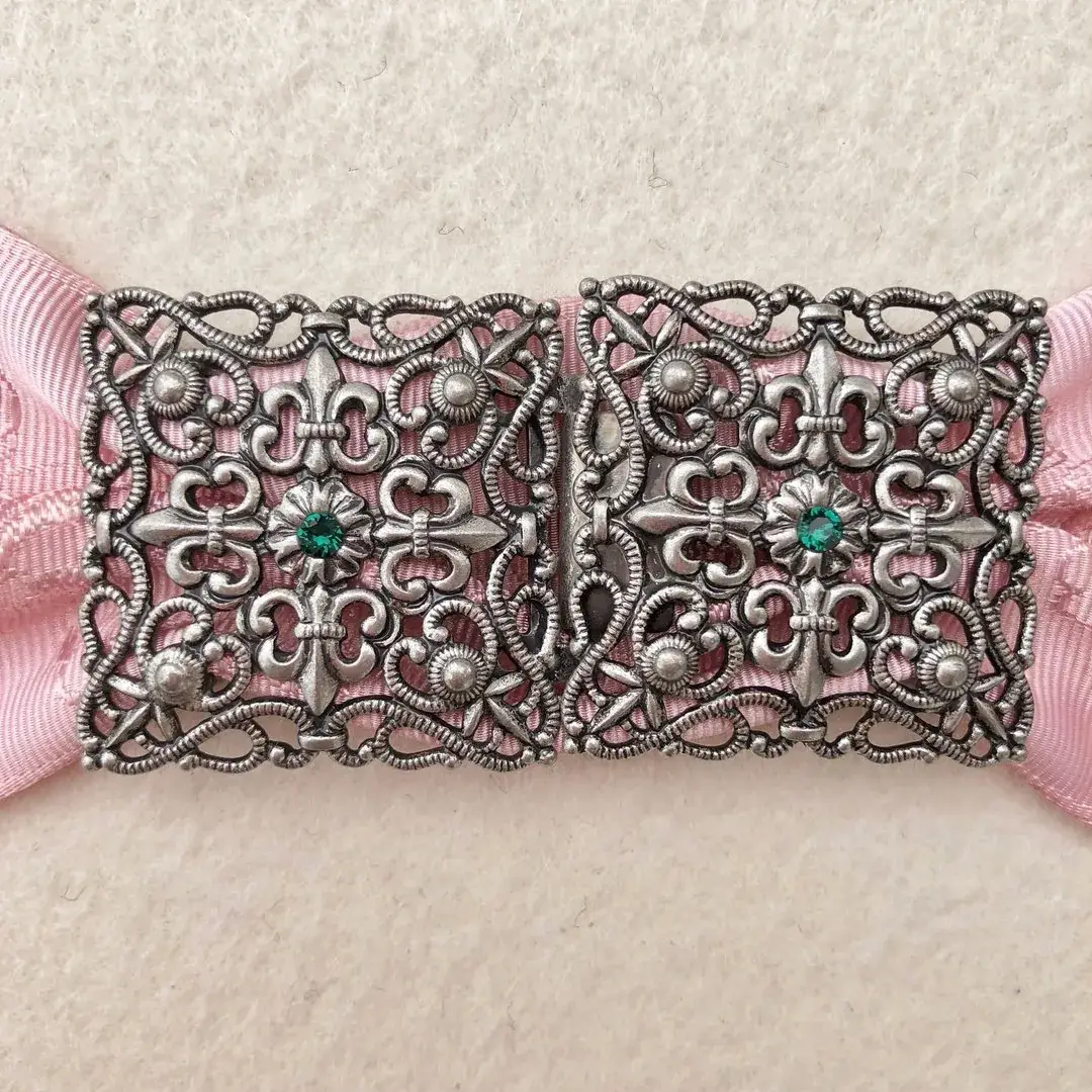 Schürzenschließe mit Swarovski dunkelgrün No. 24 – Bild 11 – Chiemgauer Heimatwerk Trachten-Onlineshop Schürzenschließe mit Swarovski dunkelgrün No. 24 - Bild 11 - Chiemgauer Heimatwerk Trachten-Onlineshop