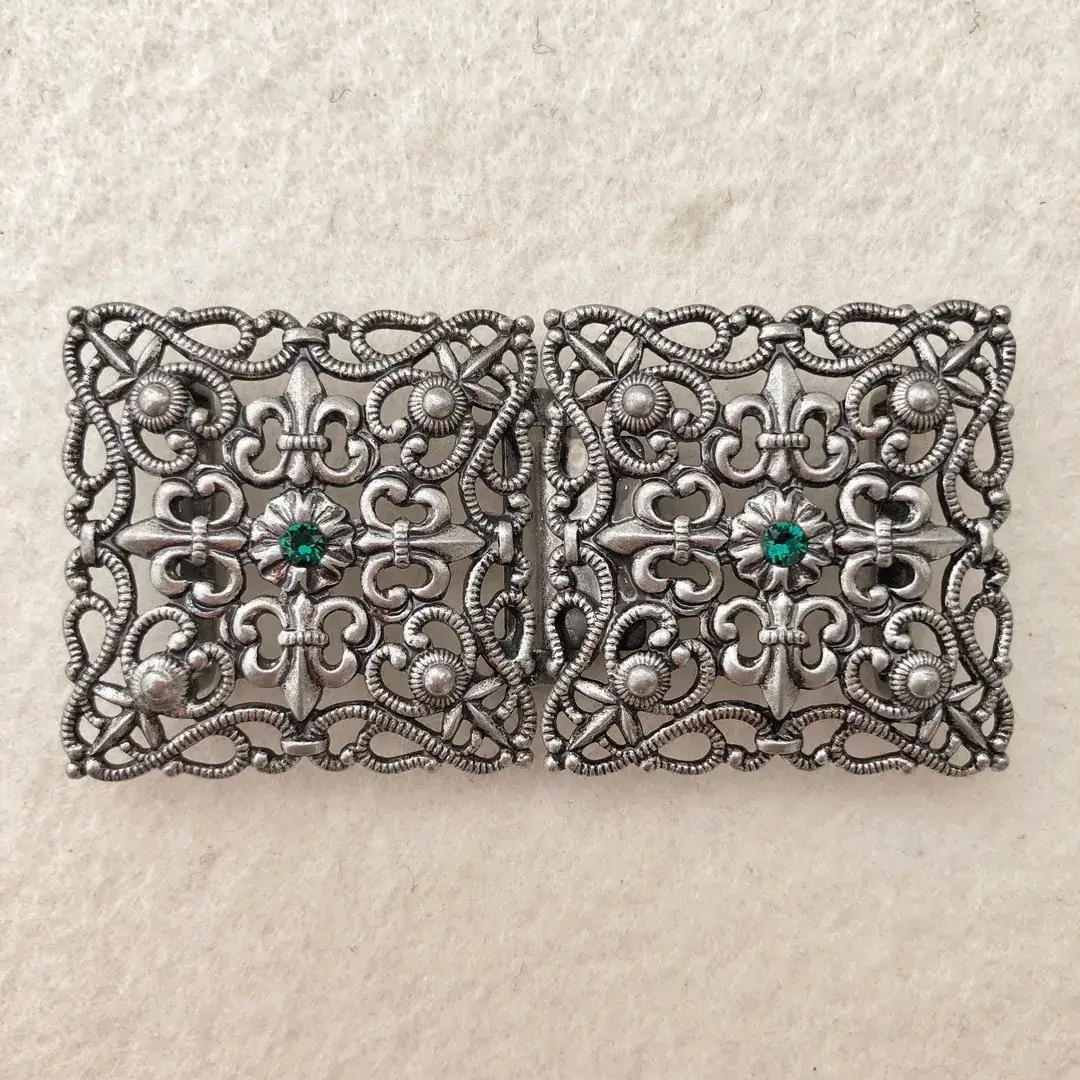 Schürzenschließe mit Swarovski dunkelgrün No. 24 – Bild 13 – Chiemgauer Heimatwerk Trachten-Onlineshop Schürzenschließe mit Swarovski dunkelgrün No. 24 - Bild 13 - Chiemgauer Heimatwerk Trachten-Onlineshop