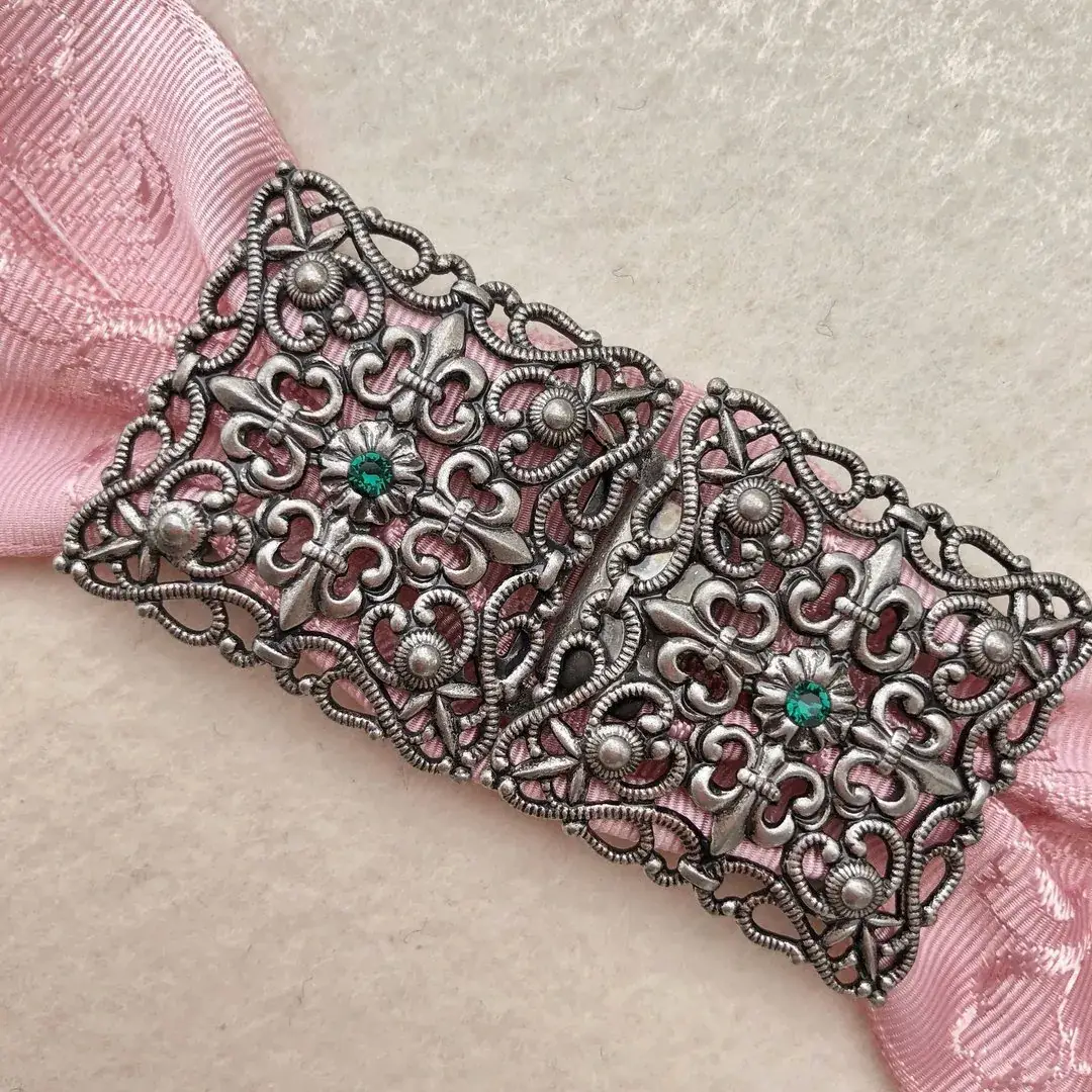 Schürzenschließe mit Swarovski dunkelgrün No. 24 – Bild 5 – Chiemgauer Heimatwerk Trachten-Onlineshop Schürzenschließe mit Swarovski dunkelgrün No. 24 - Bild 5 - Chiemgauer Heimatwerk Trachten-Onlineshop