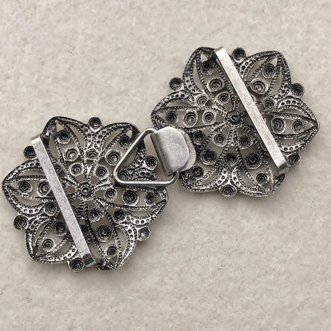 Schürzenschließe mit Swarovski enzianblau No. 1 – Bild 13 – Chiemgauer Heimatwerk Trachten-Onlineshop Schürzenschließe mit Swarovski enzianblau No. 1 - Bild 13 - Chiemgauer Heimatwerk Trachten-Onlineshop