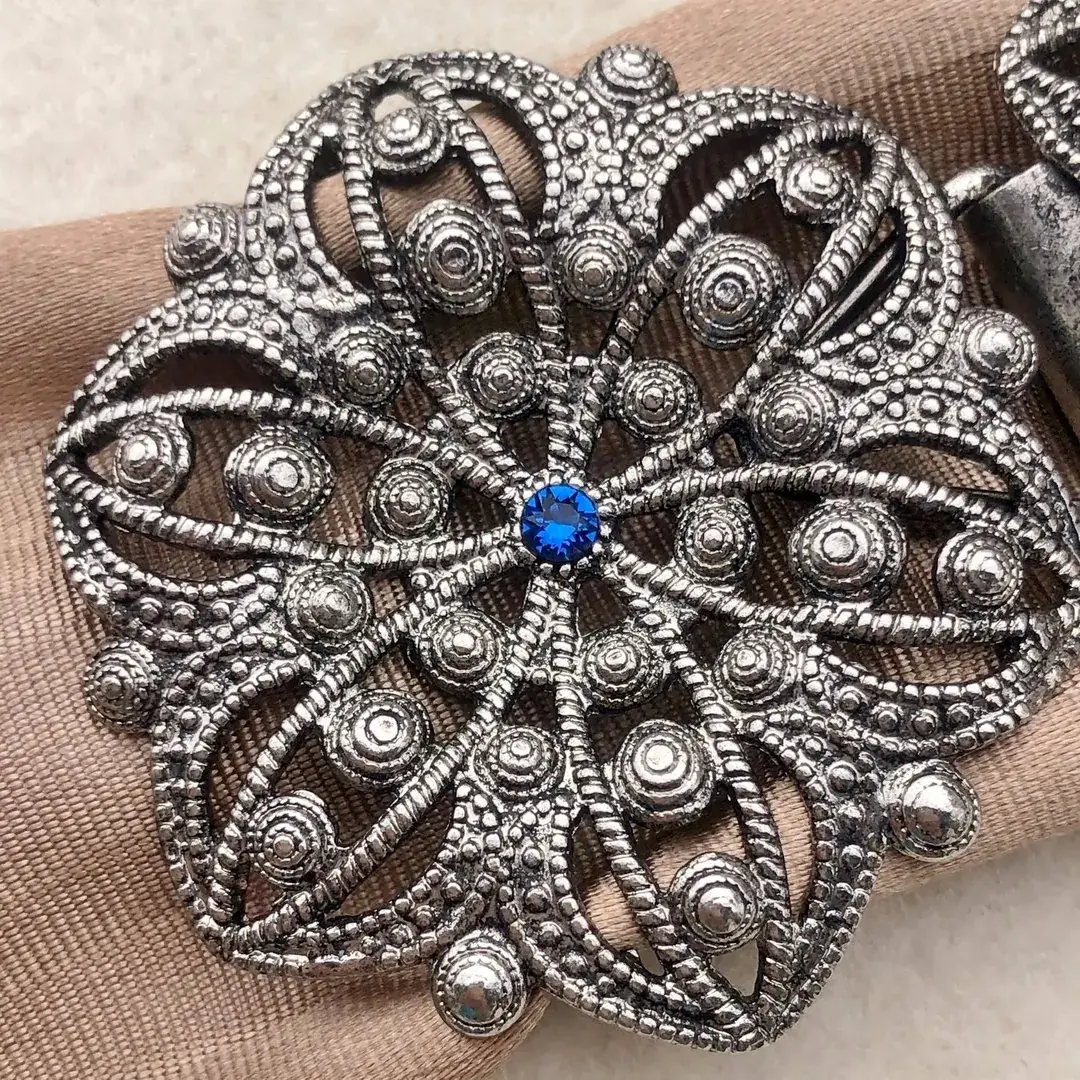 Schürzenschließe mit Swarovski enzianblau No. 1 – Bild 5 – Chiemgauer Heimatwerk Trachten-Onlineshop Schürzenschließe mit Swarovski enzianblau No. 1 - Bild 5 - Chiemgauer Heimatwerk Trachten-Onlineshop