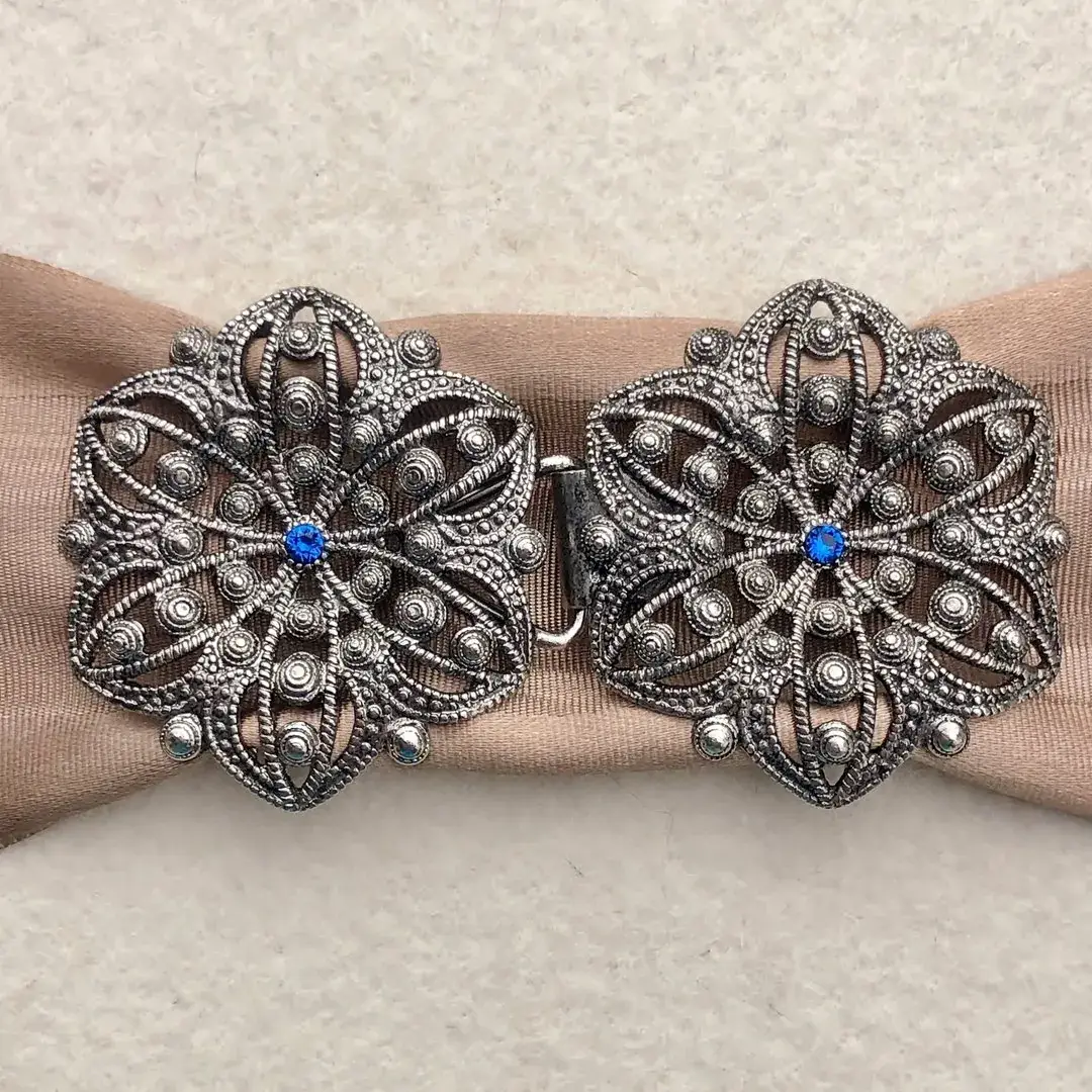 Schürzenschließe mit Swarovski enzianblau No. 1 – Bild 6 – Chiemgauer Heimatwerk Trachten-Onlineshop Schürzenschließe mit Swarovski enzianblau No. 1 - Bild 6 - Chiemgauer Heimatwerk Trachten-Onlineshop