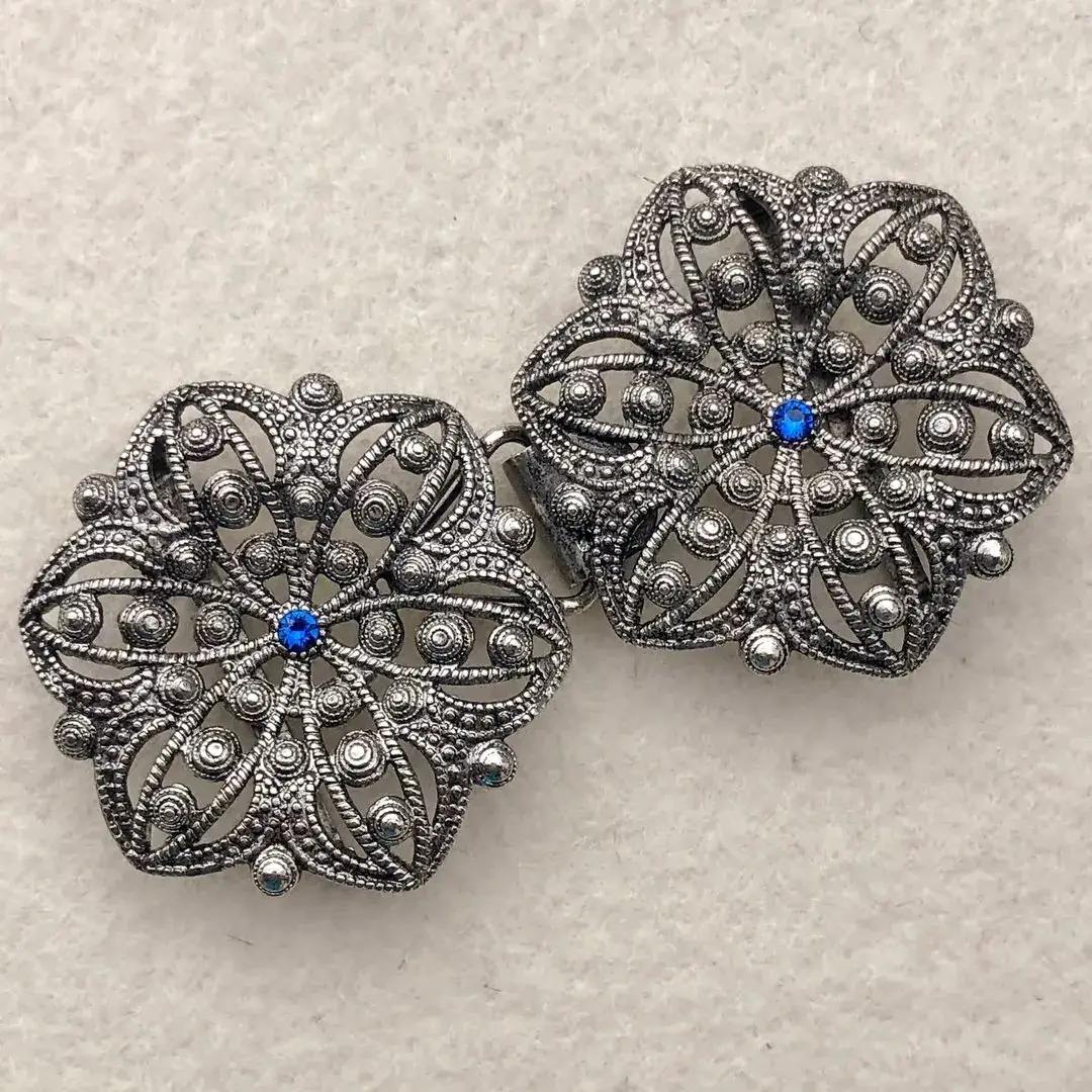 Schürzenschließe mit Swarovski enzianblau No. 1 – Bild 9 – Chiemgauer Heimatwerk Trachten-Onlineshop Schürzenschließe mit Swarovski enzianblau No. 1 - Bild 9 - Chiemgauer Heimatwerk Trachten-Onlineshop