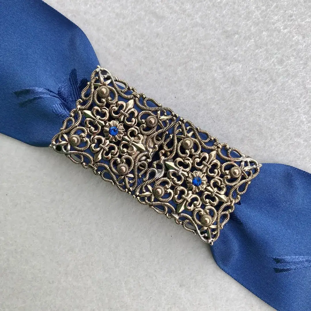 Schürzenschließe mit Swarovski enzianblau No. 165 – Bild 1 – Chiemgauer Heimatwerk Trachten-Onlineshop Schürzenschließe mit Swarovski enzianblau No. 165 - Bild 1 - Chiemgauer Heimatwerk Trachten-Onlineshop