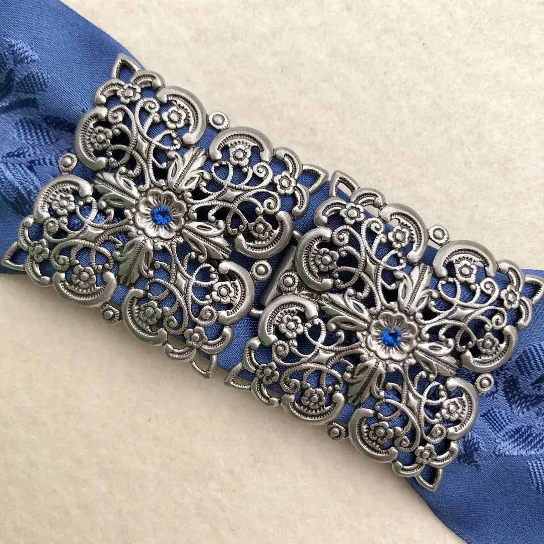 Schürzenschließe mit Swarovski enzianblau No. 65 – Bild 14 – Chiemgauer Heimatwerk Trachten-Onlineshop Schürzenschließe mit Swarovski enzianblau No. 65 - Bild 14 - Chiemgauer Heimatwerk Trachten-Onlineshop