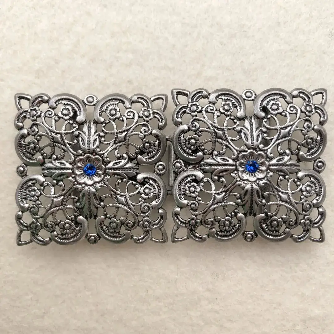 Schürzenschließe mit Swarovski enzianblau No. 65 – Bild 4 – Chiemgauer Heimatwerk Trachten-Onlineshop Schürzenschließe mit Swarovski enzianblau No. 65 - Bild 4 - Chiemgauer Heimatwerk Trachten-Onlineshop