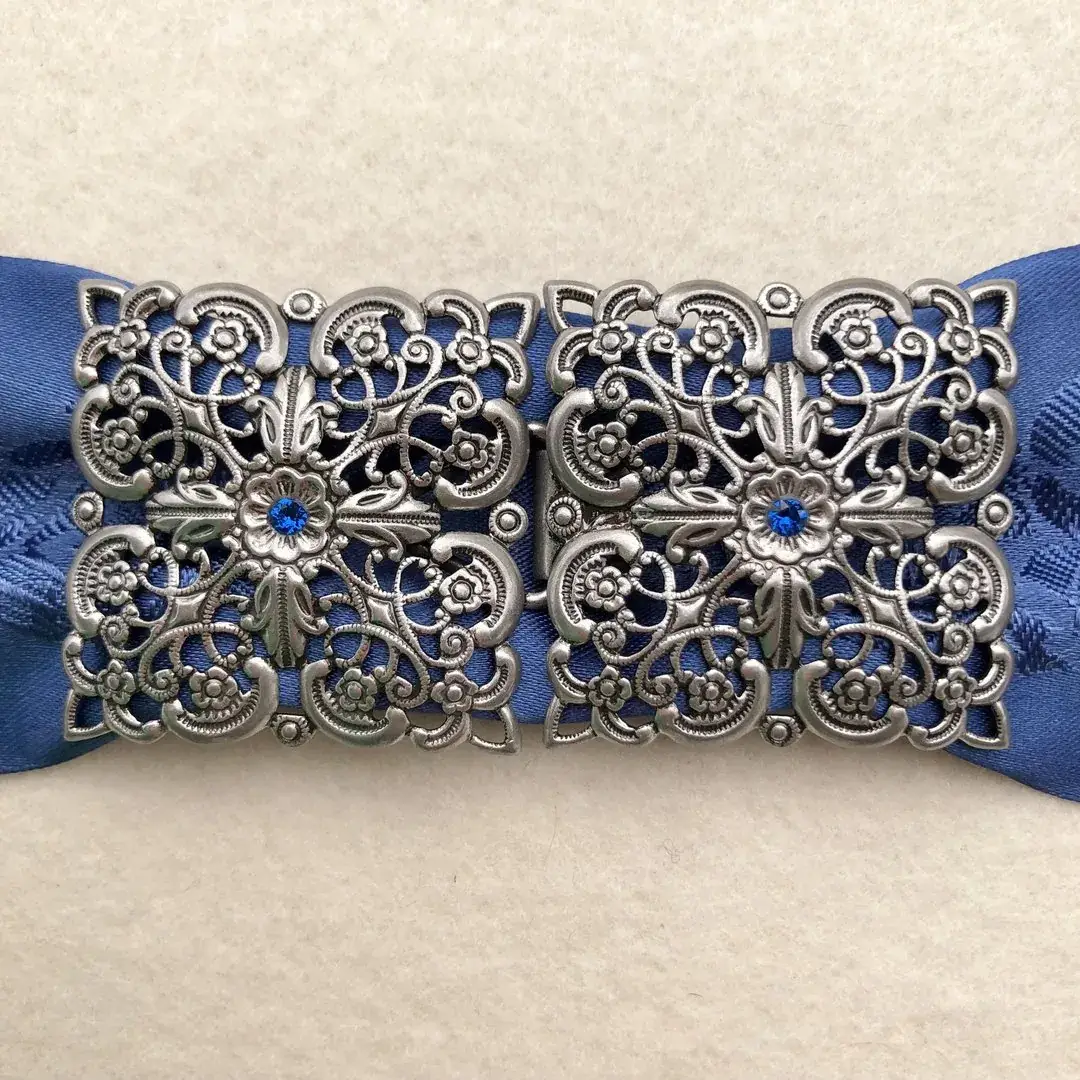 Schürzenschließe mit Swarovski enzianblau No. 65 – Bild 8 – Chiemgauer Heimatwerk Trachten-Onlineshop Schürzenschließe mit Swarovski enzianblau No. 65 - Bild 8 - Chiemgauer Heimatwerk Trachten-Onlineshop