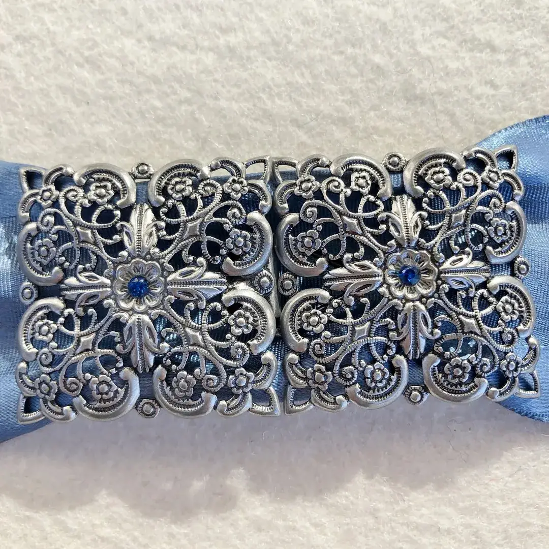Schürzenschließe mit Swarovski enzianblau No. 78 – Bild 10 – Chiemgauer Heimatwerk Trachten-Onlineshop Schürzenschließe mit Swarovski enzianblau No. 78 - Bild 10 - Chiemgauer Heimatwerk Trachten-Onlineshop