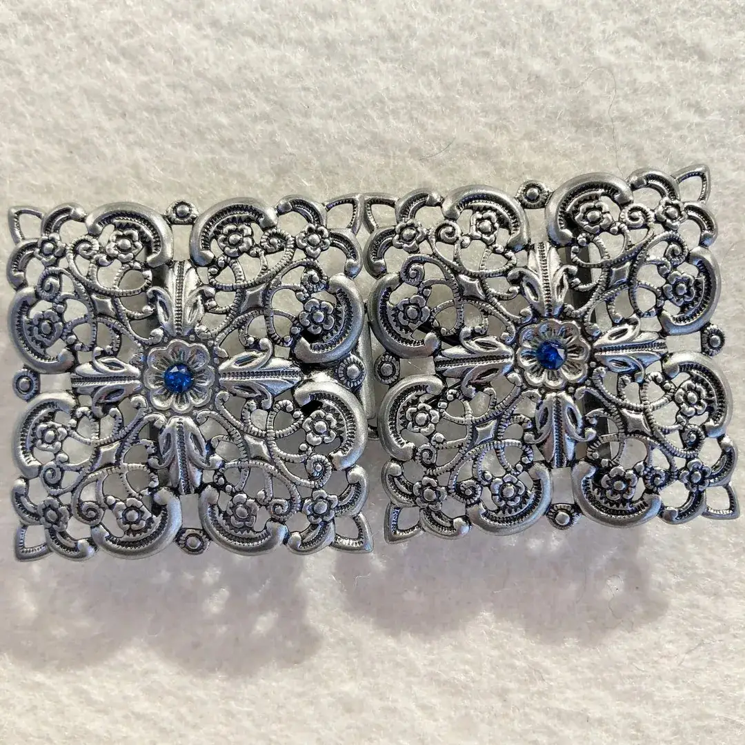 Schürzenschließe mit Swarovski enzianblau No. 78 – Bild 16 – Chiemgauer Heimatwerk Trachten-Onlineshop Schürzenschließe mit Swarovski enzianblau No. 78 - Bild 16 - Chiemgauer Heimatwerk Trachten-Onlineshop