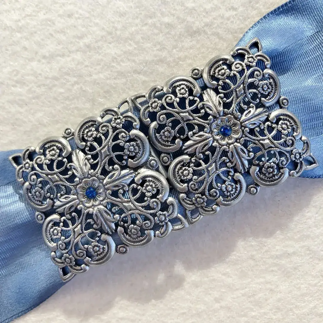 Schürzenschließe mit Swarovski enzianblau No. 78 – Bild 5 – Chiemgauer Heimatwerk Trachten-Onlineshop Schürzenschließe mit Swarovski enzianblau No. 78 - Bild 5 - Chiemgauer Heimatwerk Trachten-Onlineshop