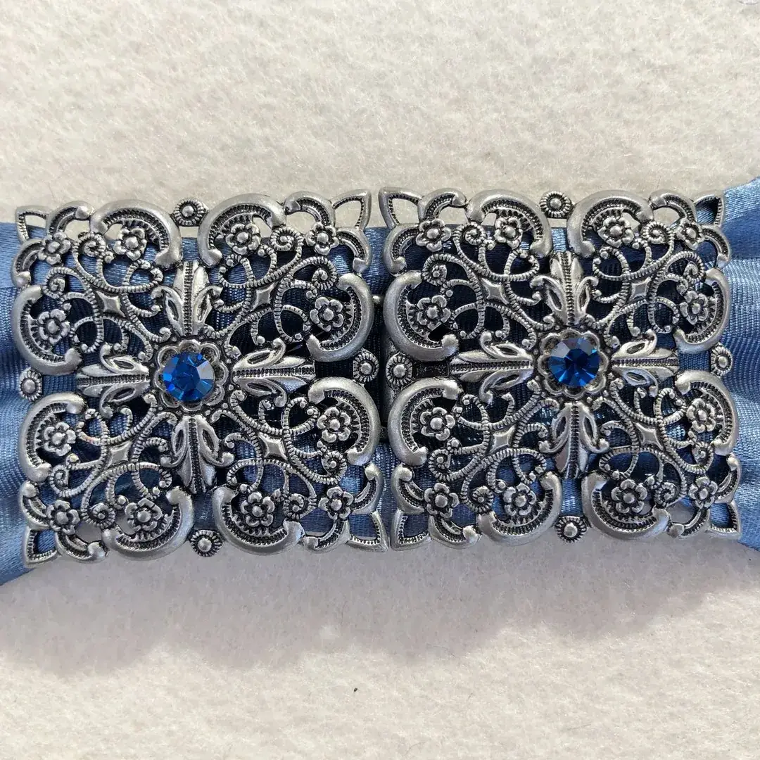 Schürzenschließe mit Swarovski enzianblau No. 80 – Bild 15 – Chiemgauer Heimatwerk Trachten-Onlineshop Schürzenschließe mit Swarovski enzianblau No. 80 - Bild 15 - Chiemgauer Heimatwerk Trachten-Onlineshop