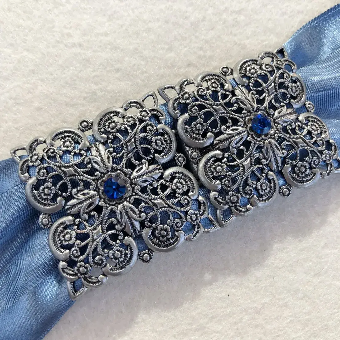 Schürzenschließe mit Swarovski enzianblau No. 80 – Bild 24 – Chiemgauer Heimatwerk Trachten-Onlineshop Schürzenschließe mit Swarovski enzianblau No. 80 - Bild 24 - Chiemgauer Heimatwerk Trachten-Onlineshop
