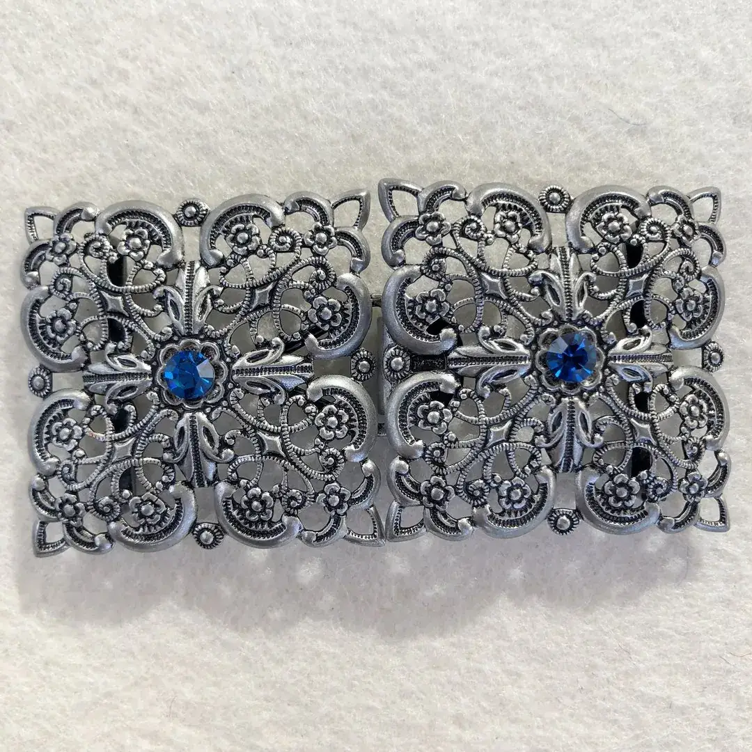 Schürzenschließe mit Swarovski enzianblau No. 80 – Bild 26 – Chiemgauer Heimatwerk Trachten-Onlineshop Schürzenschließe mit Swarovski enzianblau No. 80 - Bild 26 - Chiemgauer Heimatwerk Trachten-Onlineshop
