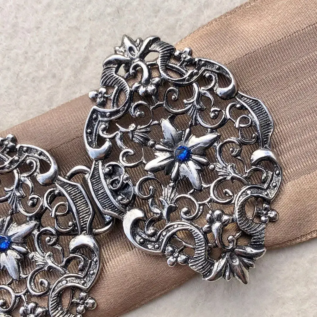 Schürzenschließe mit Swarovski enzianblau No. 85 – Bild 3 – Chiemgauer Heimatwerk Trachten-Onlineshop Schürzenschließe mit Swarovski enzianblau No. 85 - Bild 3 - Chiemgauer Heimatwerk Trachten-Onlineshop
