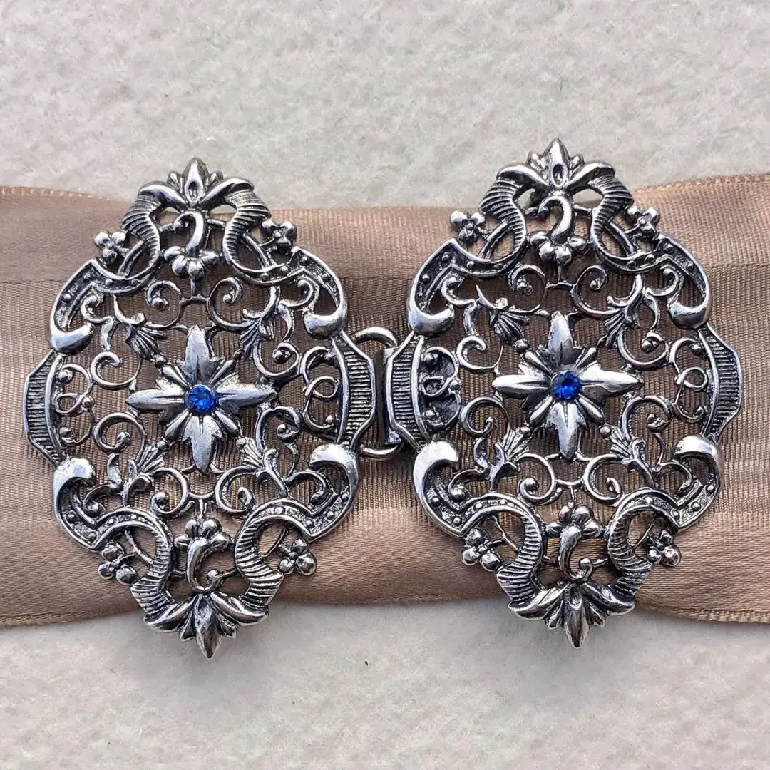Schürzenschließe mit Swarovski enzianblau No. 85 – Bild 6 – Chiemgauer Heimatwerk Trachten-Onlineshop Schürzenschließe mit Swarovski enzianblau No. 85 - Bild 6 - Chiemgauer Heimatwerk Trachten-Onlineshop