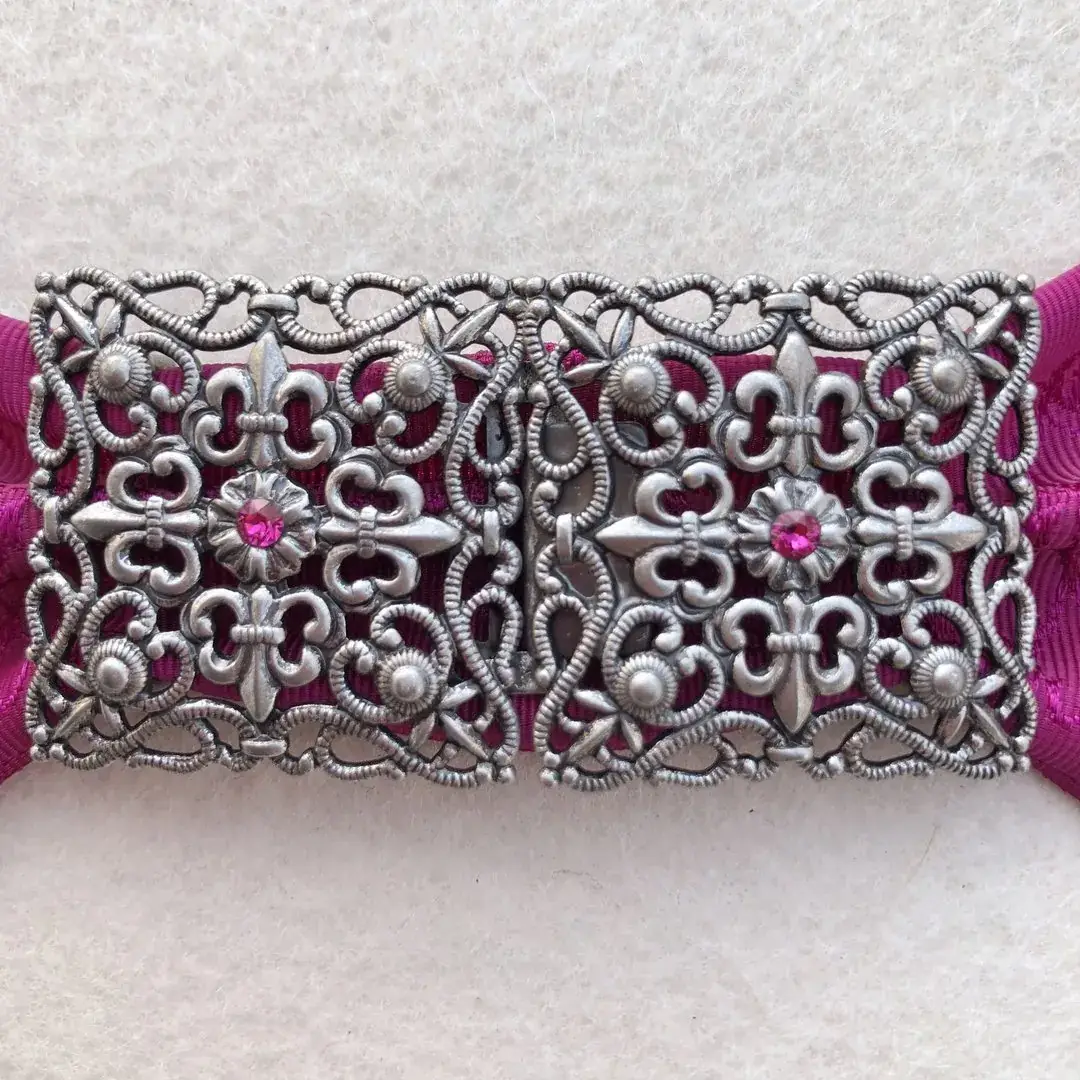 Schürzenschließe mit Swarovski fuchsia No. 29 – Bild 20 – Chiemgauer Heimatwerk Trachten-Onlineshop Schürzenschließe mit Swarovski fuchsia No. 29 - Bild 20 - Chiemgauer Heimatwerk Trachten-Onlineshop