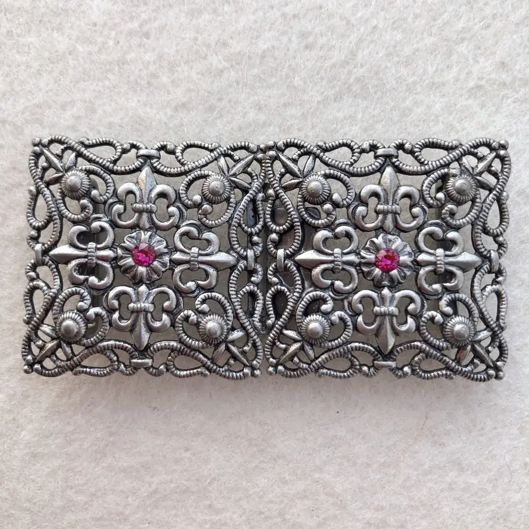 Schürzenschließe mit Swarovski fuchsia No. 29 – Bild 21 – Chiemgauer Heimatwerk Trachten-Onlineshop Schürzenschließe mit Swarovski fuchsia No. 29 - Bild 21 - Chiemgauer Heimatwerk Trachten-Onlineshop
