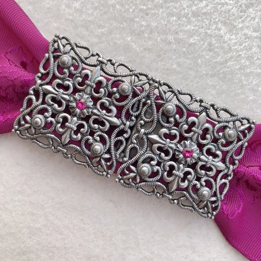 Schürzenschließe mit Swarovski fuchsia No. 29 – Bild 3 – Chiemgauer Heimatwerk Trachten-Onlineshop Schürzenschließe mit Swarovski fuchsia No. 29 - Bild 3 - Chiemgauer Heimatwerk Trachten-Onlineshop