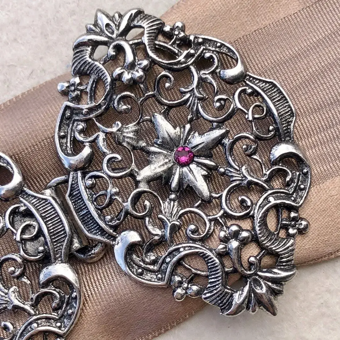 Schürzenschließe mit Swarovski fuchsia No. 87 – Bild 15 – Chiemgauer Heimatwerk Trachten-Onlineshop Schürzenschließe mit Swarovski fuchsia No. 87 - Bild 15 - Chiemgauer Heimatwerk Trachten-Onlineshop