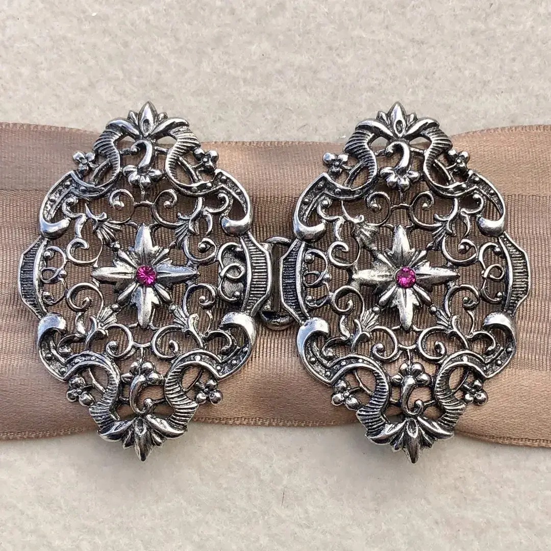 Schürzenschließe mit Swarovski fuchsia No. 87 – Bild 20 – Chiemgauer Heimatwerk Trachten-Onlineshop Schürzenschließe mit Swarovski fuchsia No. 87 - Bild 20 - Chiemgauer Heimatwerk Trachten-Onlineshop