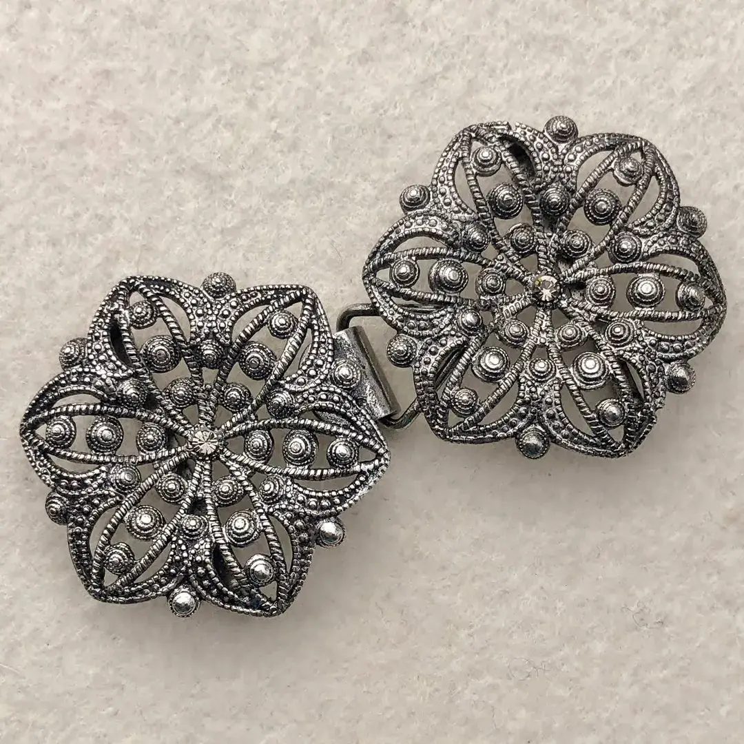 Schürzenschließe mit Swarovski grau No. 3 – Bild 11 – Chiemgauer Heimatwerk Trachten-Onlineshop Schürzenschließe mit Swarovski grau No. 3 - Bild 11 - Chiemgauer Heimatwerk Trachten-Onlineshop