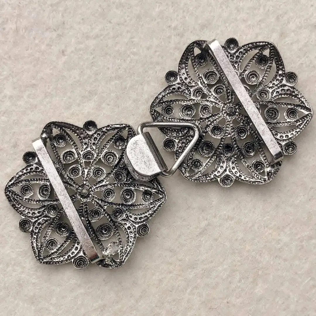 Schürzenschließe mit Swarovski grau No. 3 – Bild 16 – Chiemgauer Heimatwerk Trachten-Onlineshop Schürzenschließe mit Swarovski grau No. 3 - Bild 16 - Chiemgauer Heimatwerk Trachten-Onlineshop