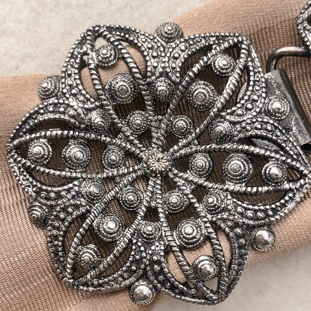 Schürzenschließe mit Swarovski grau No. 3 – Bild 7 – Chiemgauer Heimatwerk Trachten-Onlineshop Schürzenschließe mit Swarovski grau No. 3 - Bild 7 - Chiemgauer Heimatwerk Trachten-Onlineshop