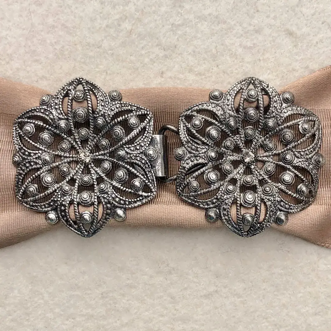 Schürzenschließe mit Swarovski grau No. 3 – Bild 9 – Chiemgauer Heimatwerk Trachten-Onlineshop Schürzenschließe mit Swarovski grau No. 3 - Bild 9 - Chiemgauer Heimatwerk Trachten-Onlineshop