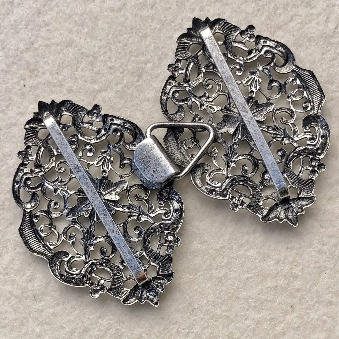 Schürzenschließe mit Swarovski grau No. 88 – Bild 10 – Chiemgauer Heimatwerk Trachten-Onlineshop Schürzenschließe mit Swarovski grau No. 88 - Bild 10 - Chiemgauer Heimatwerk Trachten-Onlineshop