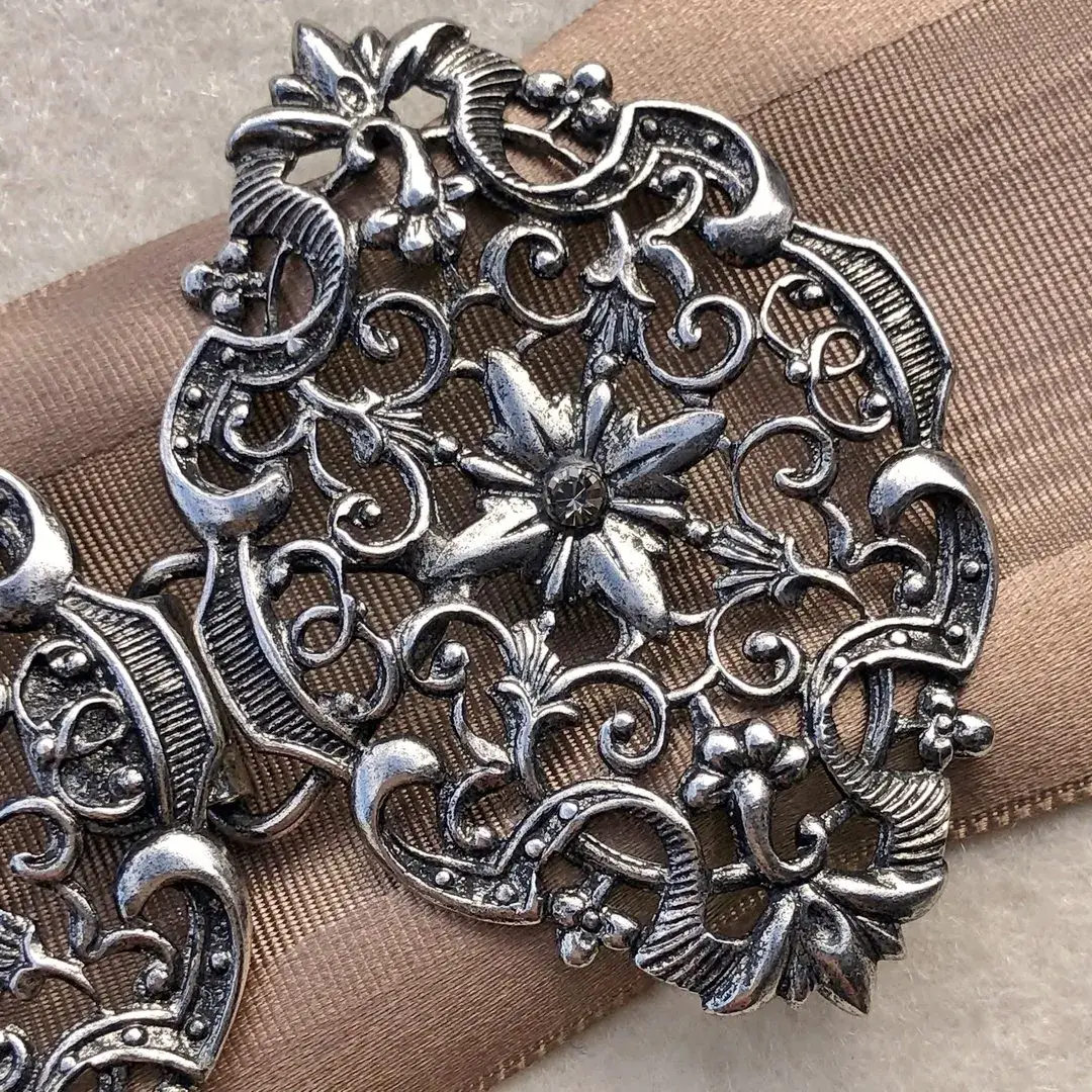 Schürzenschließe mit Swarovski grau No. 88 – Bild 14 – Chiemgauer Heimatwerk Trachten-Onlineshop Schürzenschließe mit Swarovski grau No. 88 - Bild 14 - Chiemgauer Heimatwerk Trachten-Onlineshop