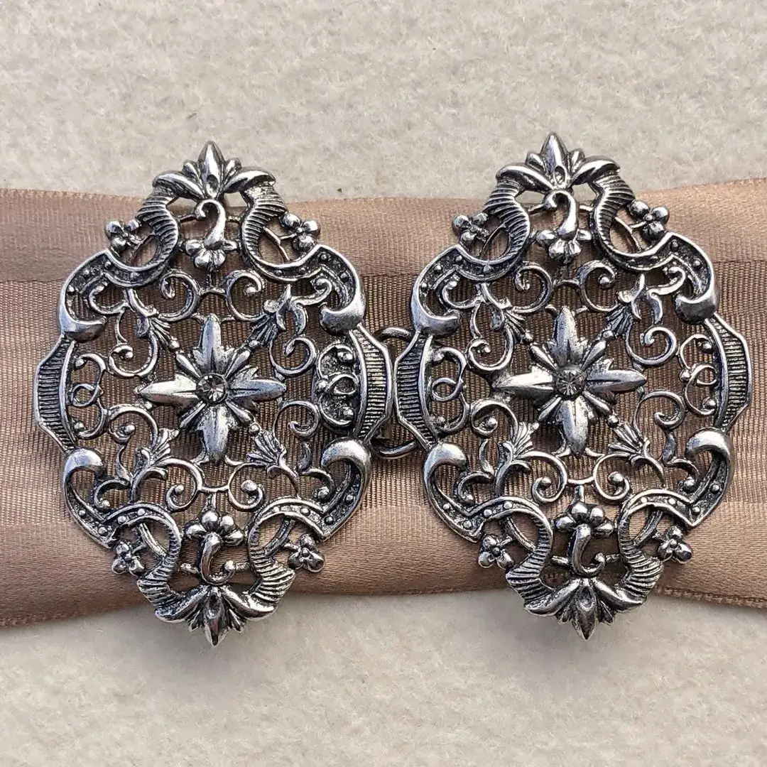Schürzenschließe mit Swarovski grau No. 88 – Bild 3 – Chiemgauer Heimatwerk Trachten-Onlineshop Schürzenschließe mit Swarovski grau No. 88 - Bild 3 - Chiemgauer Heimatwerk Trachten-Onlineshop