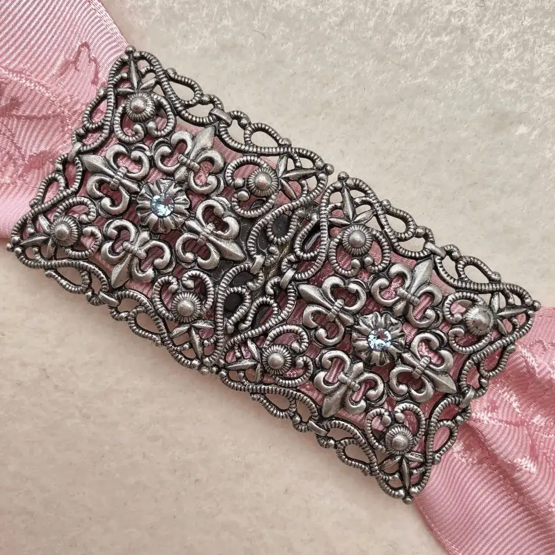Schürzenschließe mit Swarovski hellblau No. 25 – Bild 14 – Chiemgauer Heimatwerk Trachten-Onlineshop Schürzenschließe mit Swarovski hellblau No. 25 - Bild 14 - Chiemgauer Heimatwerk Trachten-Onlineshop