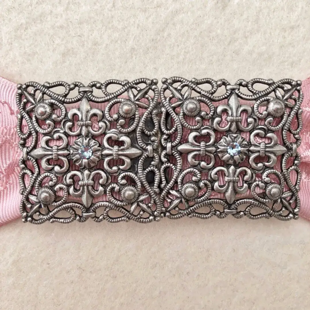 Schürzenschließe mit Swarovski hellblau No. 25 – Bild 19 – Chiemgauer Heimatwerk Trachten-Onlineshop Schürzenschließe mit Swarovski hellblau No. 25 - Bild 19 - Chiemgauer Heimatwerk Trachten-Onlineshop