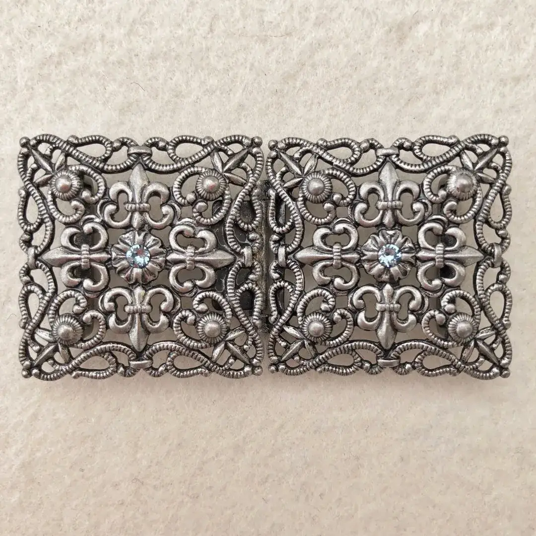 Schürzenschließe mit Swarovski hellblau No. 25 – Bild 5 – Chiemgauer Heimatwerk Trachten-Onlineshop Schürzenschließe mit Swarovski hellblau No. 25 - Bild 5 - Chiemgauer Heimatwerk Trachten-Onlineshop
