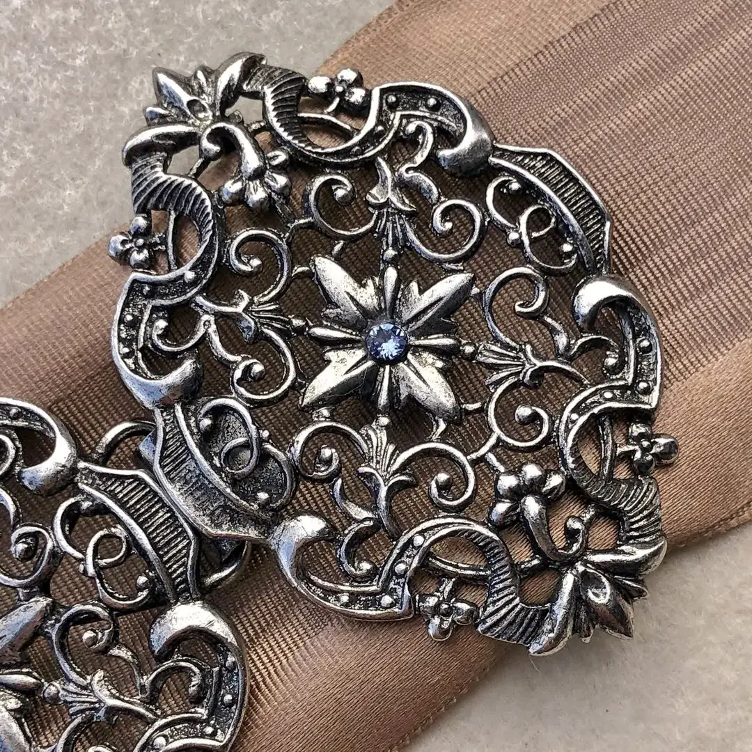 Schürzenschließe mit Swarovski hellblau No. 89 – Bild 15 – Chiemgauer Heimatwerk Trachten-Onlineshop Schürzenschließe mit Swarovski hellblau No. 89 - Bild 15 - Chiemgauer Heimatwerk Trachten-Onlineshop
