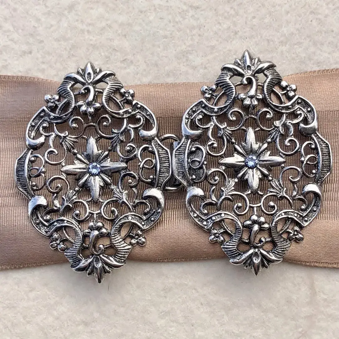 Schürzenschließe mit Swarovski hellblau No. 89 – Bild 16 – Chiemgauer Heimatwerk Trachten-Onlineshop Schürzenschließe mit Swarovski hellblau No. 89 - Bild 16 - Chiemgauer Heimatwerk Trachten-Onlineshop