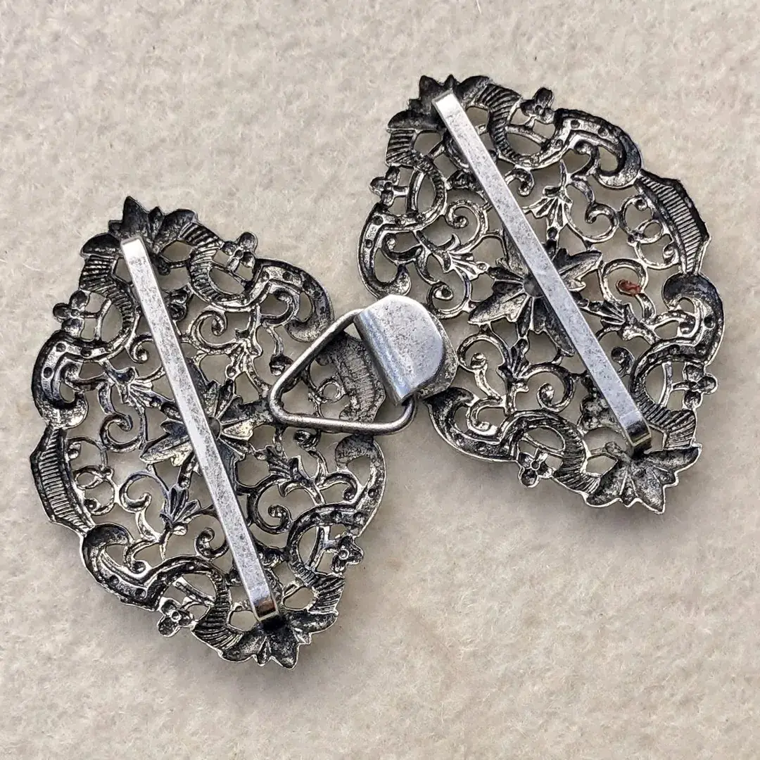 Schürzenschließe mit Swarovski hellblau No. 89 – Bild 8 – Chiemgauer Heimatwerk Trachten-Onlineshop Schürzenschließe mit Swarovski hellblau No. 89 - Bild 8 - Chiemgauer Heimatwerk Trachten-Onlineshop
