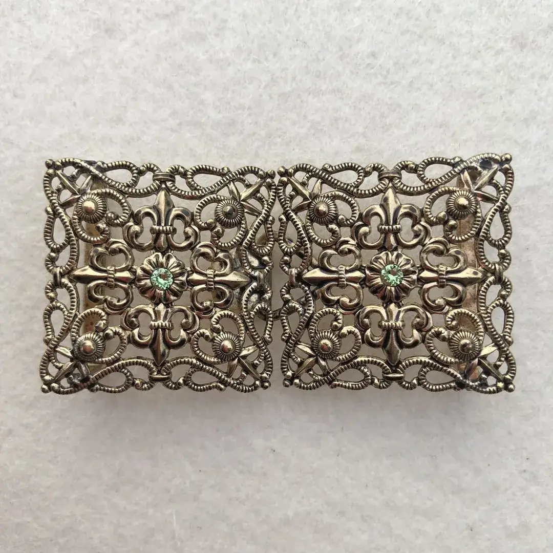 Schürzenschließe mit Swarovski in apfelgrün No. 172 – Bild 7 – Chiemgauer Heimatwerk Trachten-Onlineshop Schürzenschließe mit Swarovski in apfelgrün No. 172 - Bild 7 - Chiemgauer Heimatwerk Trachten-Onlineshop