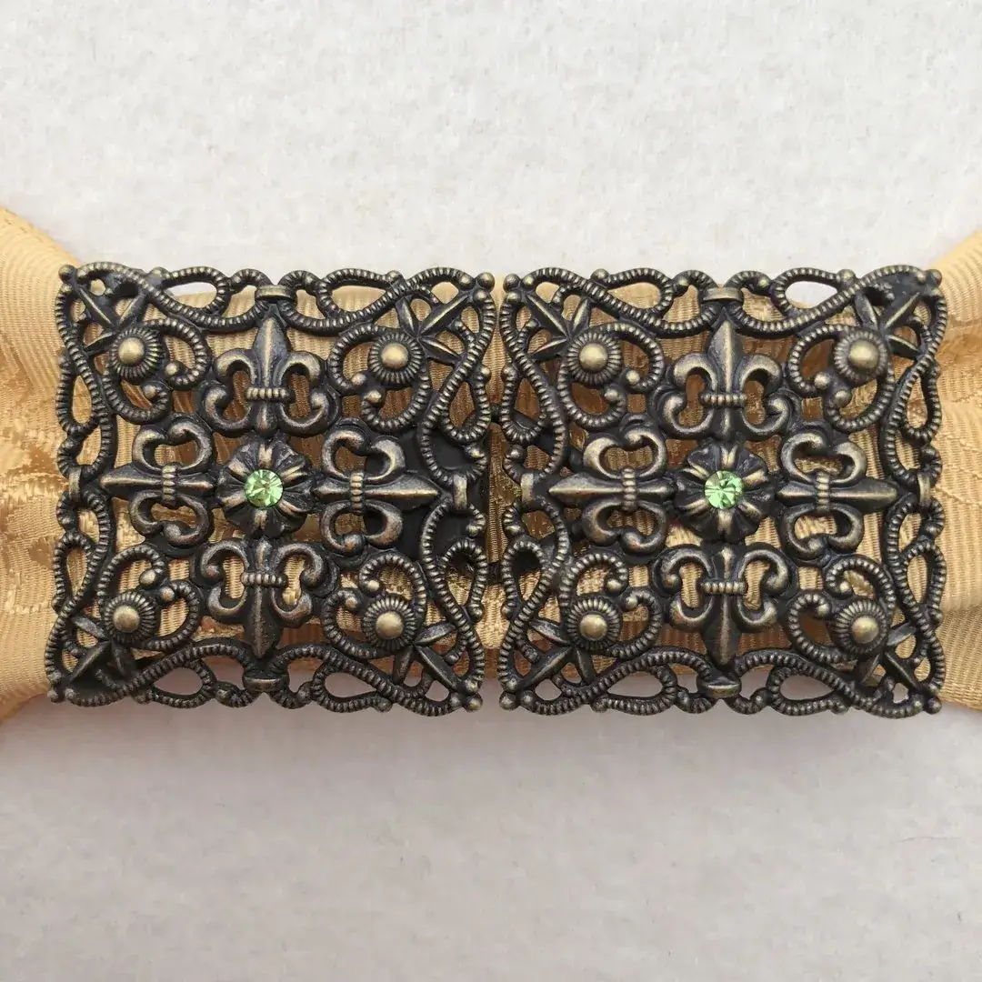 Schürzenschließe mit Swarovski in apfelgrün No. 176 – Bild 7 – Chiemgauer Heimatwerk Trachten-Onlineshop Schürzenschließe mit Swarovski in apfelgrün No. 176 - Bild 7 - Chiemgauer Heimatwerk Trachten-Onlineshop