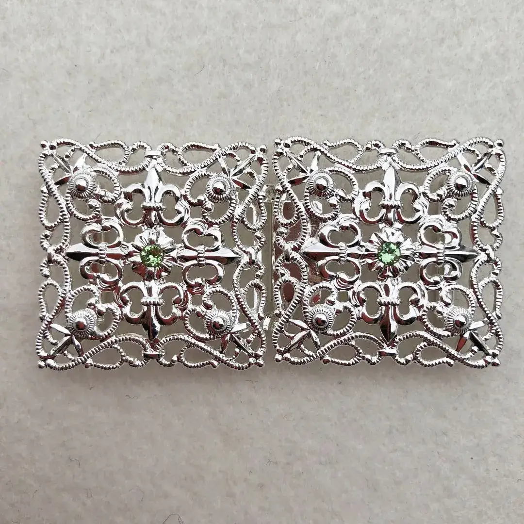 Schürzenschließe mit Swarovski in apfelgrün No. 19 – Bild 16 – Chiemgauer Heimatwerk Trachten-Onlineshop Schürzenschließe mit Swarovski in apfelgrün No. 19 - Bild 16 - Chiemgauer Heimatwerk Trachten-Onlineshop