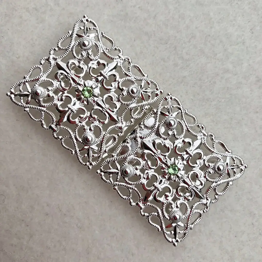 Schürzenschließe mit Swarovski in apfelgrün No. 19 – Bild 17 – Chiemgauer Heimatwerk Trachten-Onlineshop Schürzenschließe mit Swarovski in apfelgrün No. 19 - Bild 17 - Chiemgauer Heimatwerk Trachten-Onlineshop