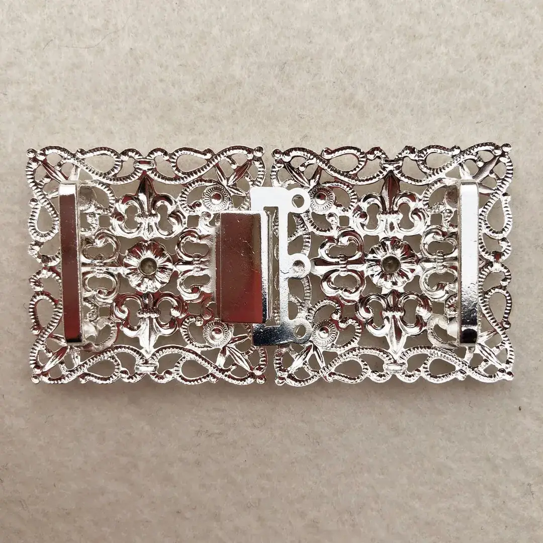 Schürzenschließe mit Swarovski in apfelgrün No. 19 – Bild 4 – Chiemgauer Heimatwerk Trachten-Onlineshop Schürzenschließe mit Swarovski in apfelgrün No. 19 - Bild 4 - Chiemgauer Heimatwerk Trachten-Onlineshop