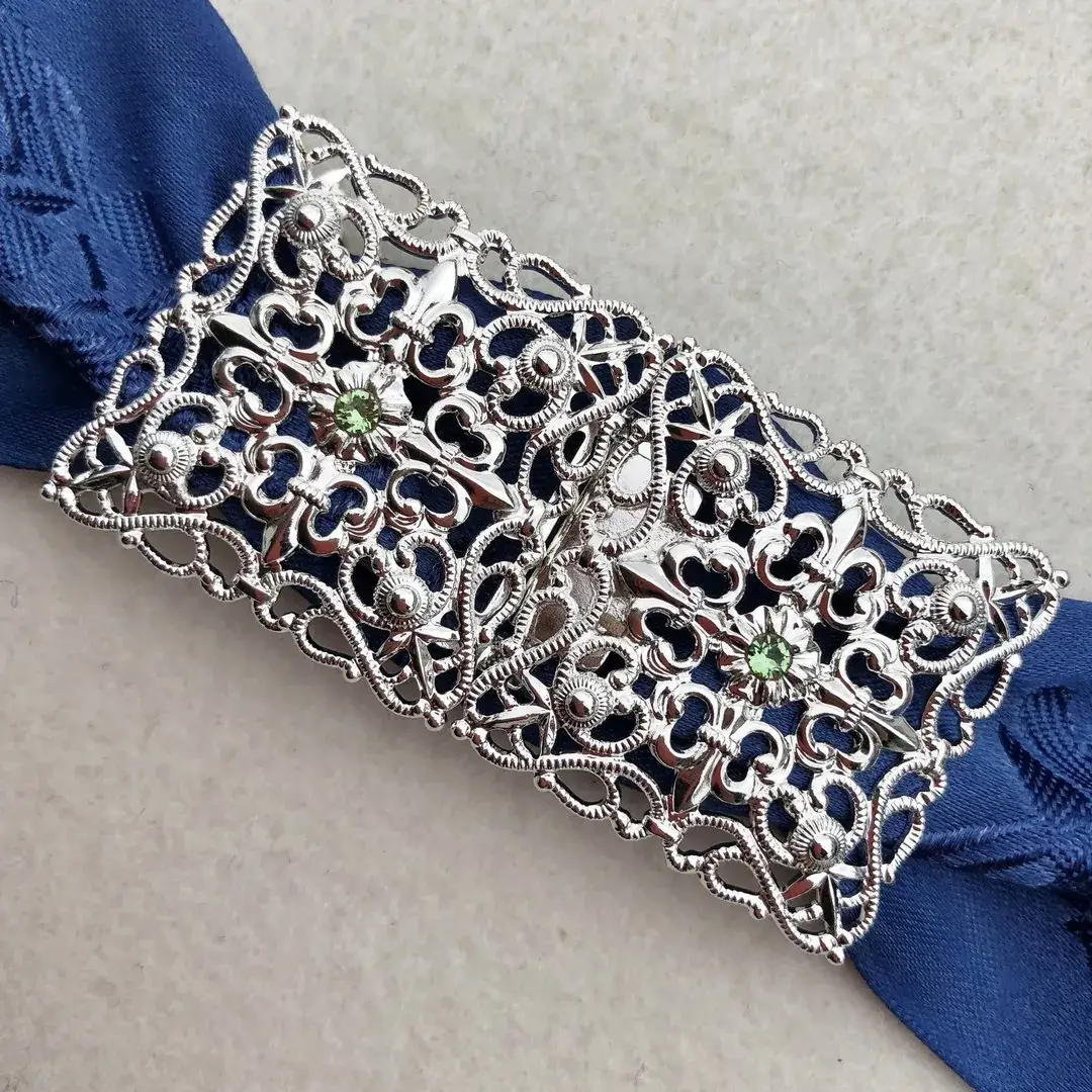 Schürzenschließe mit Swarovski in apfelgrün No. 19 – Bild 8 – Chiemgauer Heimatwerk Trachten-Onlineshop Schürzenschließe mit Swarovski in apfelgrün No. 19 - Bild 8 - Chiemgauer Heimatwerk Trachten-Onlineshop