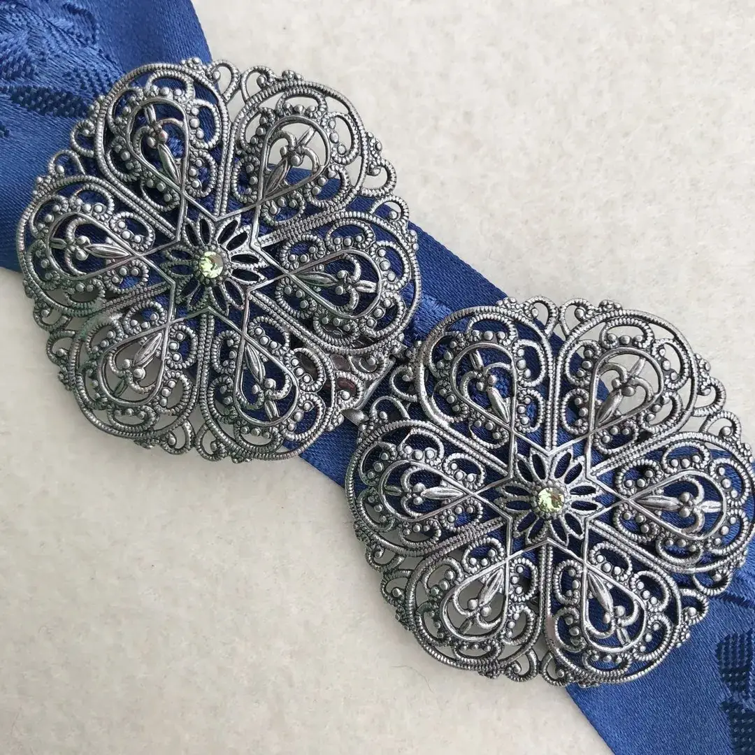 Schürzenschließe mit Swarovski in apfelgrün No. 54 – Bild 18 – Chiemgauer Heimatwerk Trachten-Onlineshop Schürzenschließe mit Swarovski in apfelgrün No. 54 - Bild 18 - Chiemgauer Heimatwerk Trachten-Onlineshop