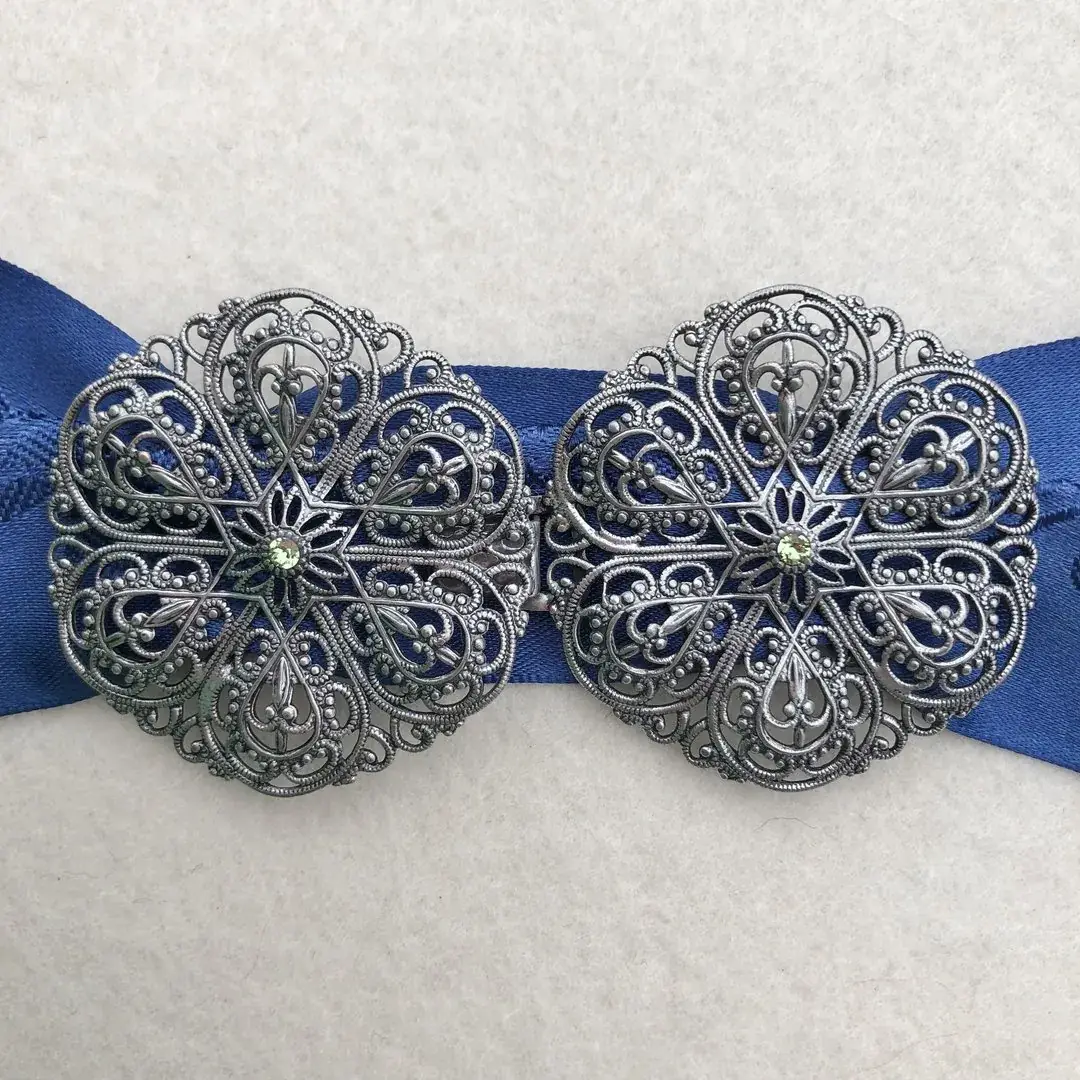 Schürzenschließe mit Swarovski in apfelgrün No. 54 – Bild 6 – Chiemgauer Heimatwerk Trachten-Onlineshop Schürzenschließe mit Swarovski in apfelgrün No. 54 - Bild 6 - Chiemgauer Heimatwerk Trachten-Onlineshop