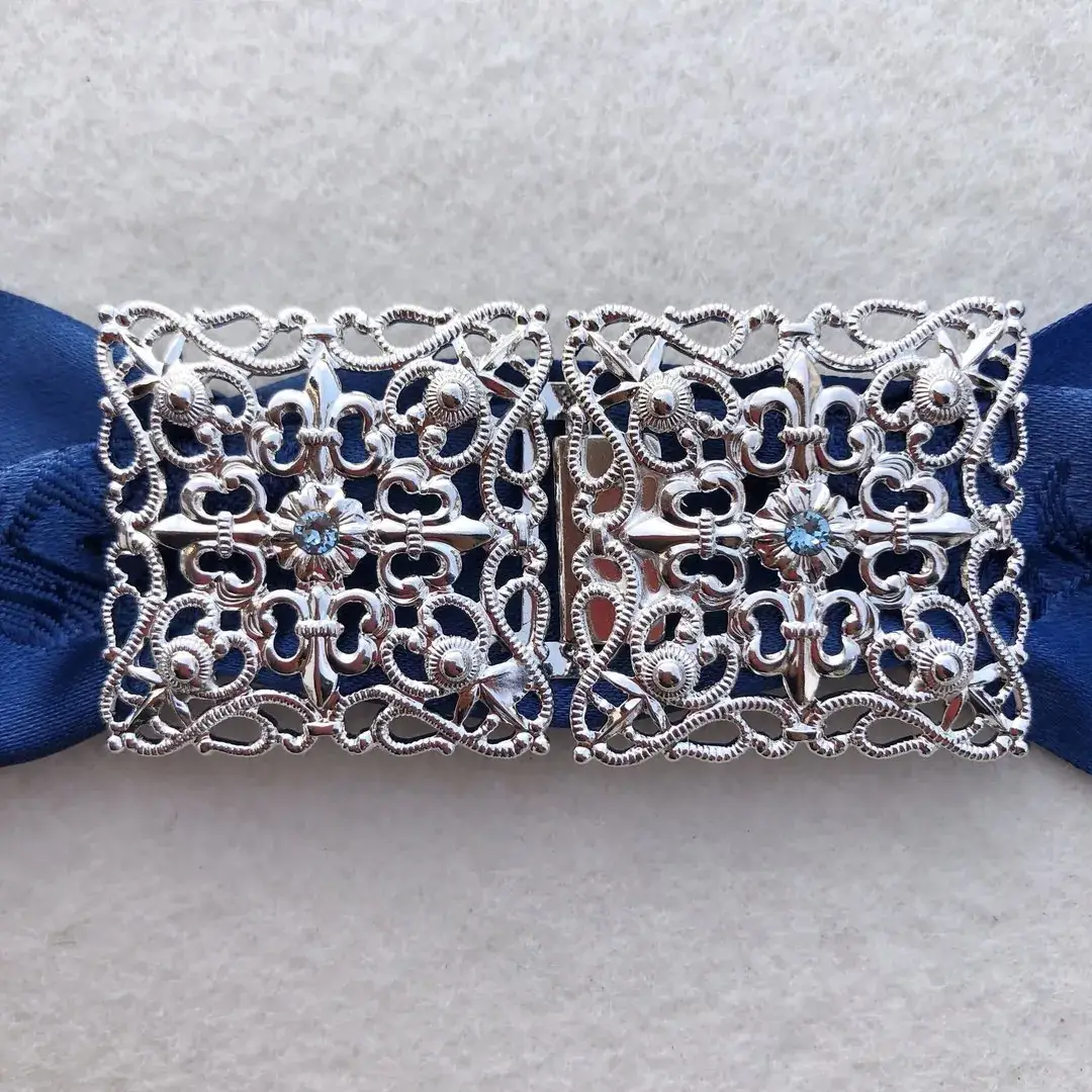 Schürzenschließe mit Swarovski in aquamarine No. 14 – Bild 10 – Chiemgauer Heimatwerk Trachten-Onlineshop Schürzenschließe mit Swarovski in aquamarine No. 14 - Bild 10 - Chiemgauer Heimatwerk Trachten-Onlineshop