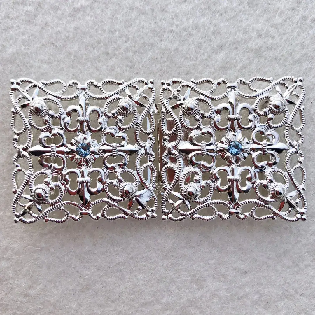 Schürzenschließe mit Swarovski in aquamarine No. 14 – Bild 13 – Chiemgauer Heimatwerk Trachten-Onlineshop Schürzenschließe mit Swarovski in aquamarine No. 14 - Bild 13 - Chiemgauer Heimatwerk Trachten-Onlineshop
