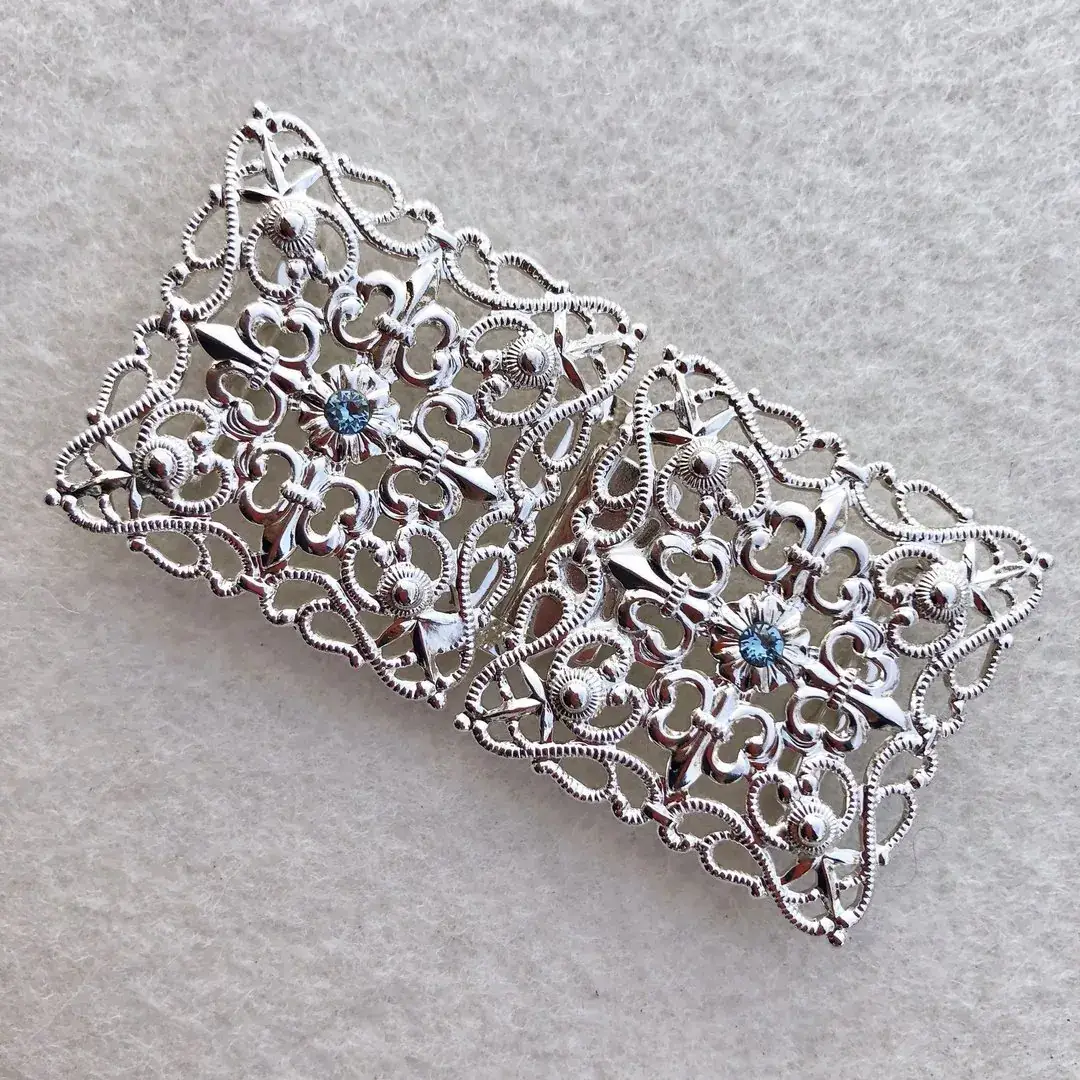 Schürzenschließe mit Swarovski in aquamarine No. 14 – Bild 14 – Chiemgauer Heimatwerk Trachten-Onlineshop Schürzenschließe mit Swarovski in aquamarine No. 14 - Bild 14 - Chiemgauer Heimatwerk Trachten-Onlineshop