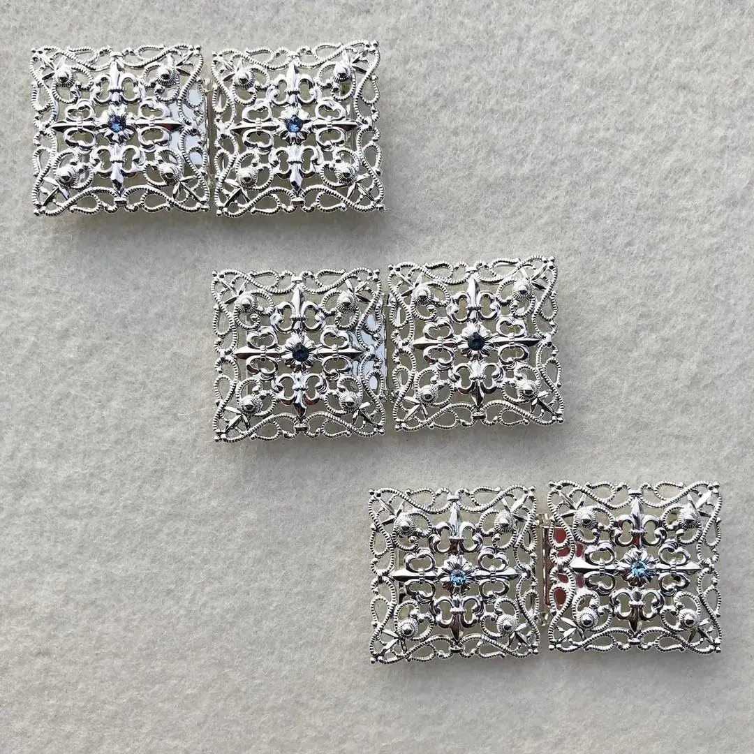 Schürzenschließe mit Swarovski in aquamarine No. 14 – Bild 18 – Chiemgauer Heimatwerk Trachten-Onlineshop Schürzenschließe mit Swarovski in aquamarine No. 14 - Bild 18 - Chiemgauer Heimatwerk Trachten-Onlineshop