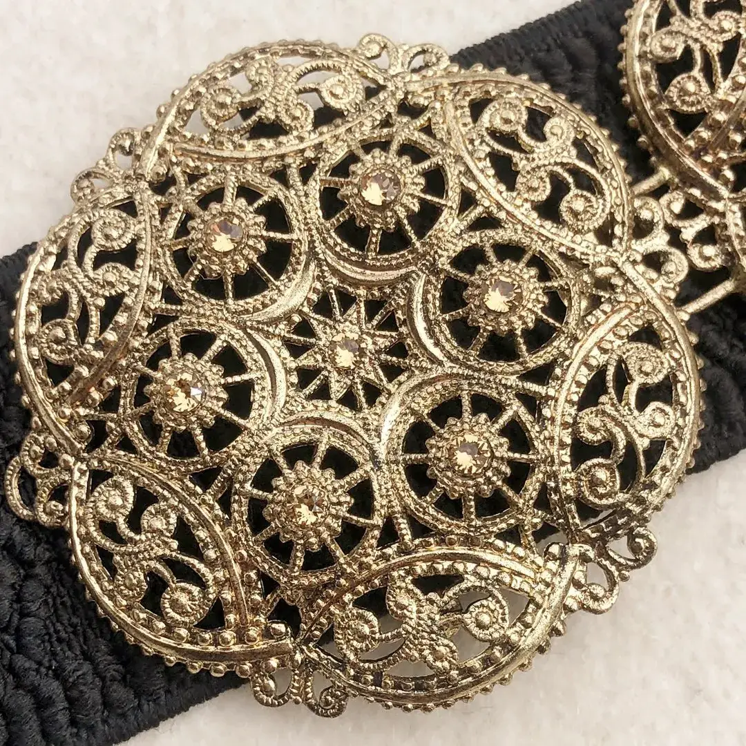 Schürzenschließe mit Swarovski in beige No. 126 – Bild 15 – Chiemgauer Heimatwerk Trachten-Onlineshop Schürzenschließe mit Swarovski in beige No. 126 - Bild 15 - Chiemgauer Heimatwerk Trachten-Onlineshop